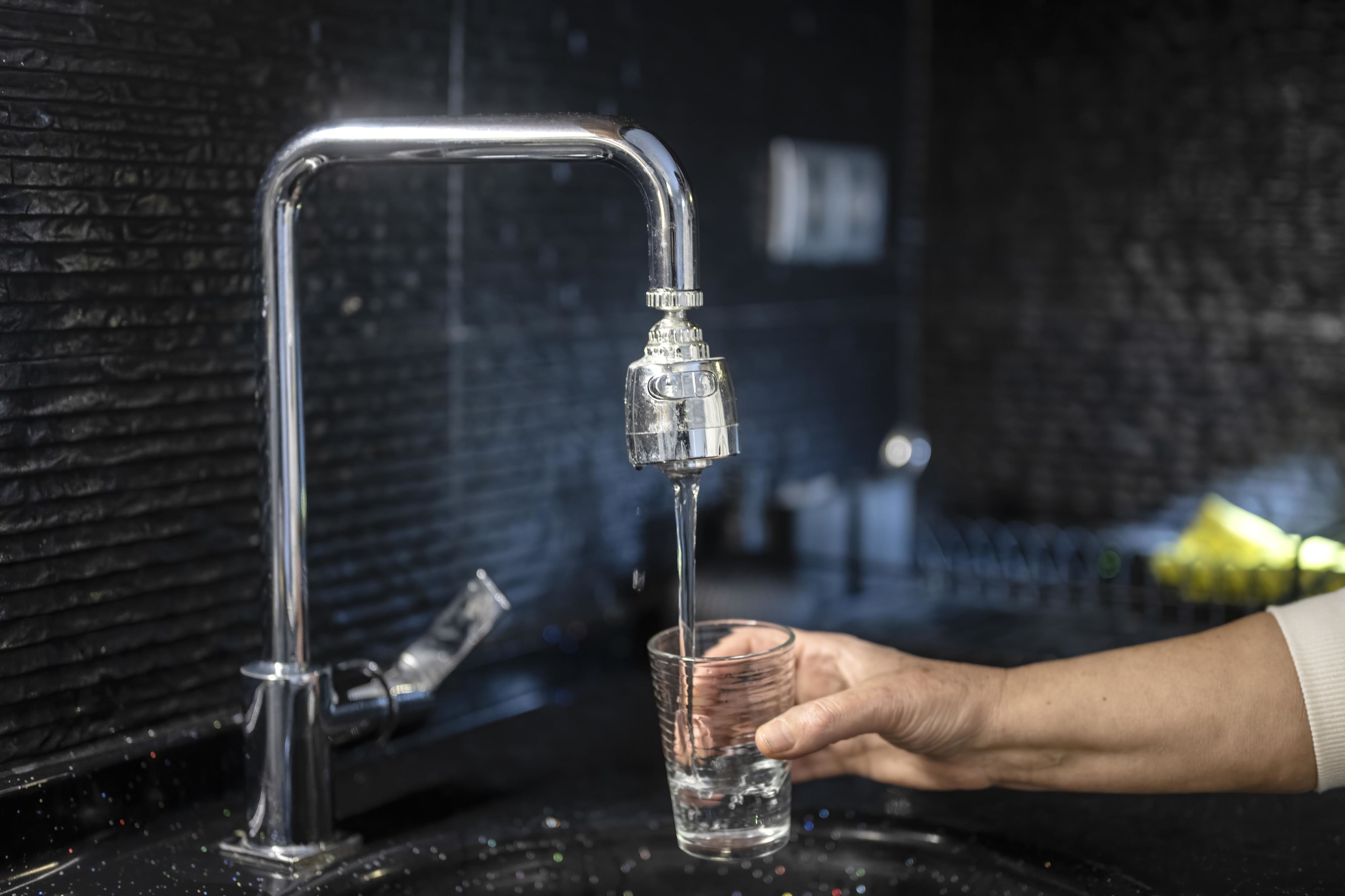 Un habitant d'Izmir profite de l'eau potable dans sa maison.