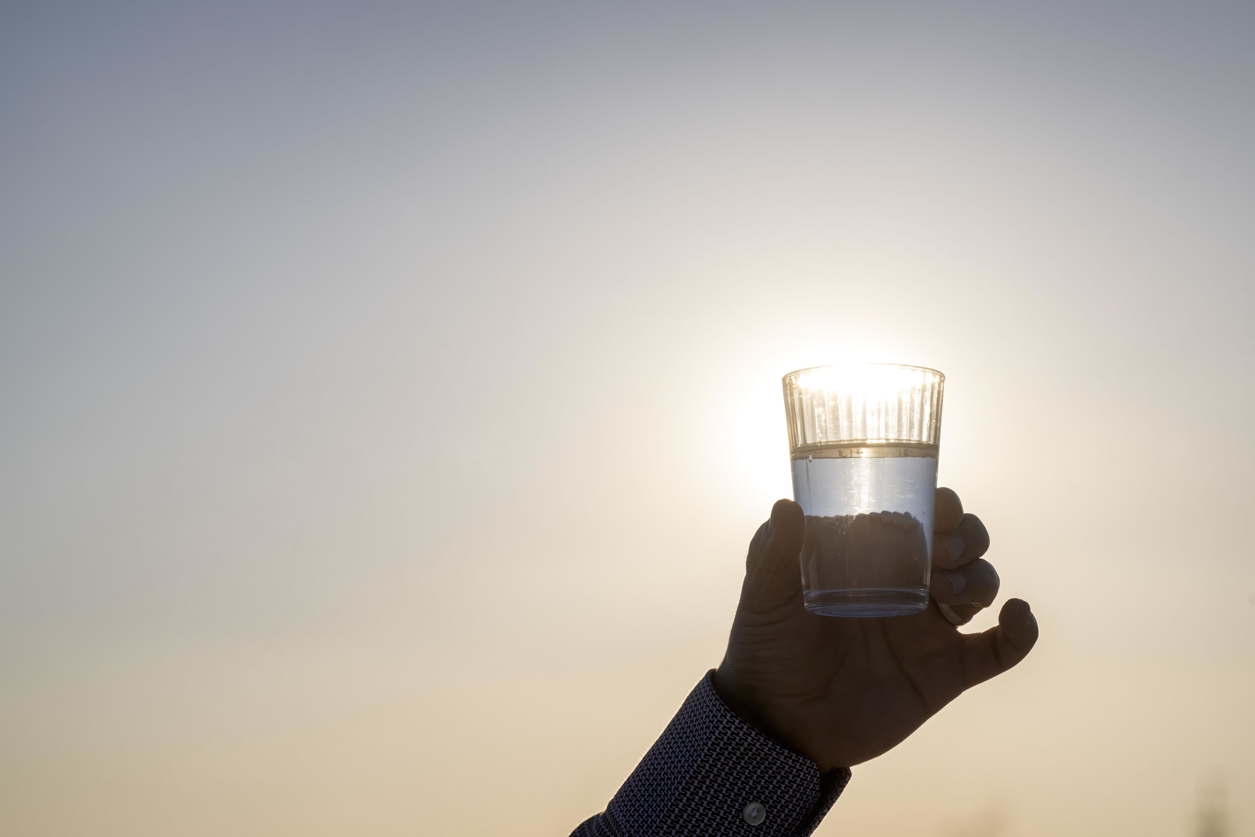 Un verre d'eau produit à l'usine d'eau potable de Foça.ater treatment plant.