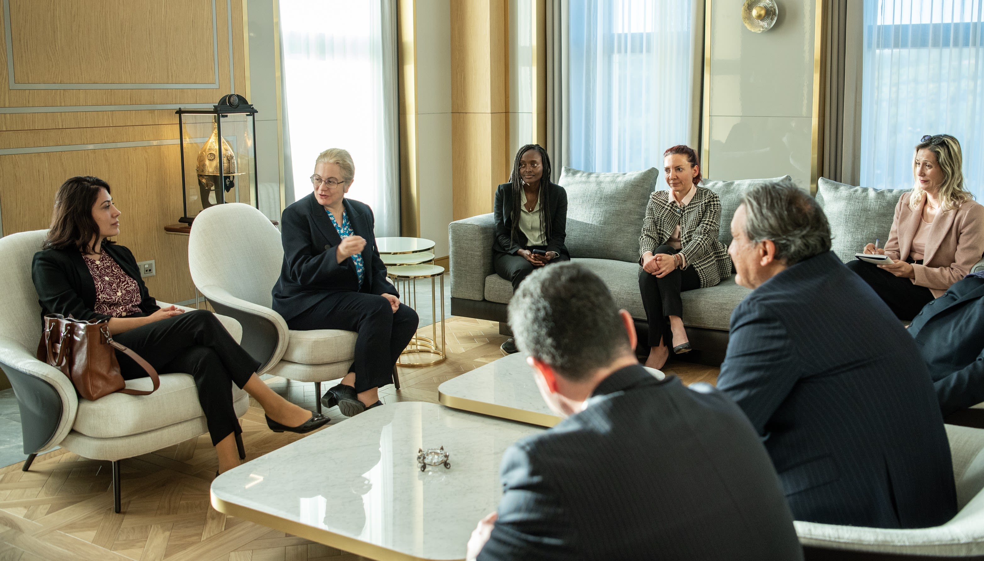 Hela Cheikhrouhou, vice-présidente régionale d'IFC, rencontre l'équipe de direction de Sanko
