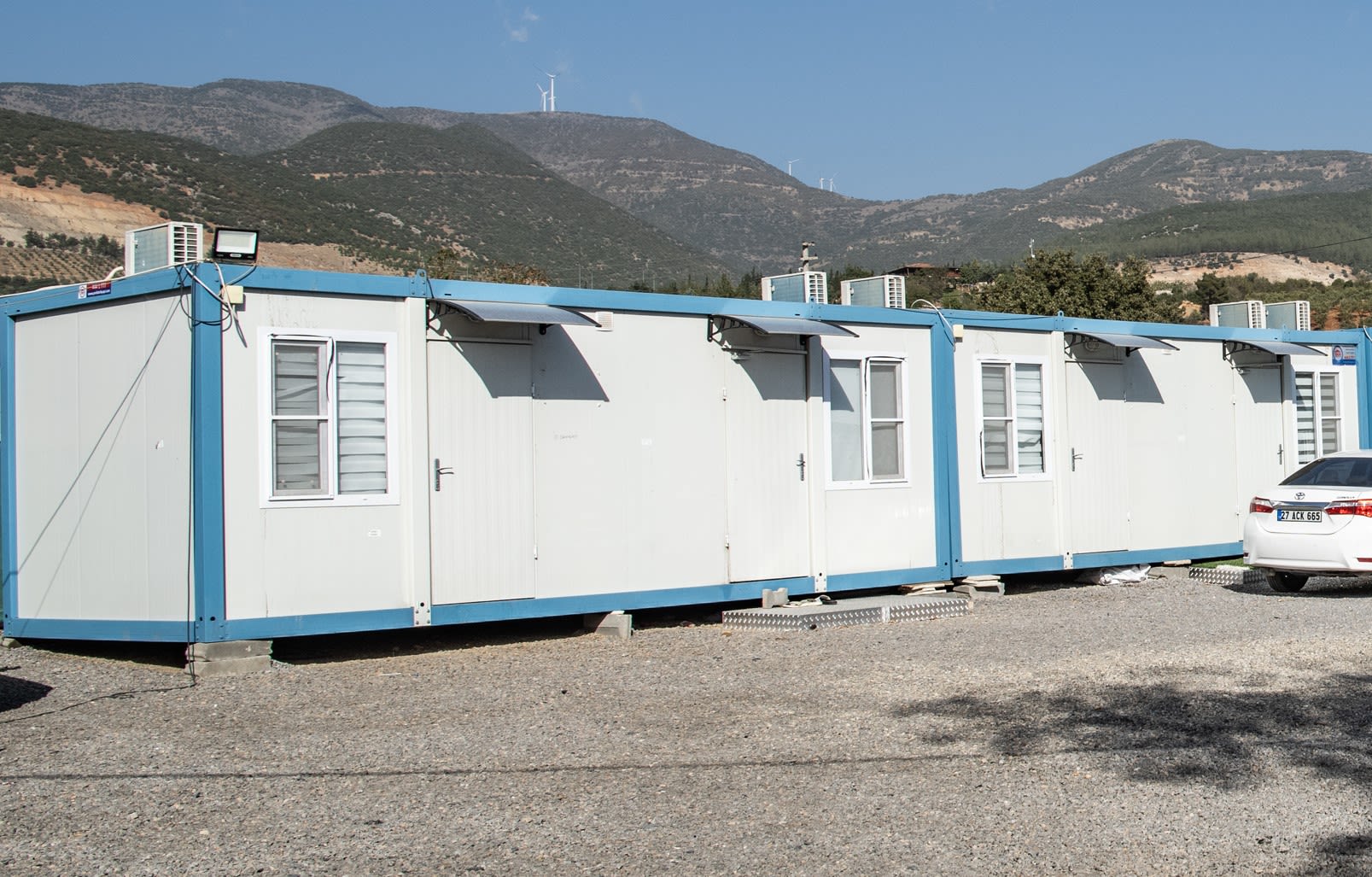 Temporary shelters that still accommodate many people after the earthquake